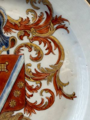 Un plat armorié et une assiette aux armes de De Heere pour le marché hollandais en porcelaine de Chine, Qianlong — photo 11