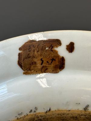Un plat armorié et une assiette aux armes de De Heere pour le marché hollandais en porcelaine de Chine, Qianlong — photo 16