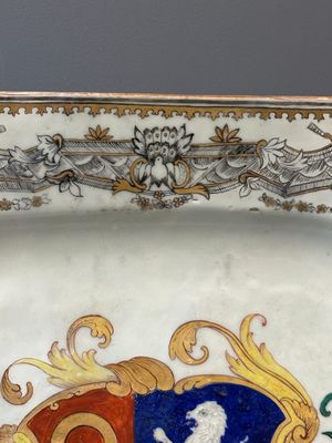 Un plat armorié et une assiette aux armes de De Heere pour le marché hollandais en porcelaine de Chine, Qianlong — photo 4