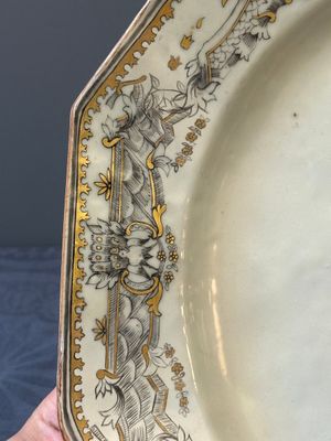 Un plat armorié et une assiette aux armes de De Heere pour le marché hollandais en porcelaine de Chine, Qianlong — photo 5