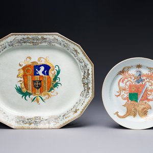 Un plat armorié et une assiette aux armes de De Heere pour le marché hollandais en porcelaine de Chine, Qianlong — photo 1