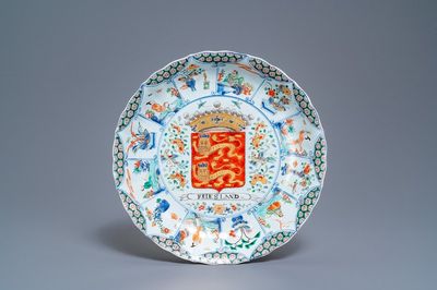 Un plat armorié 'Frislande' en porcelaine de Chine famille verte, Kangxi/Yongzheng