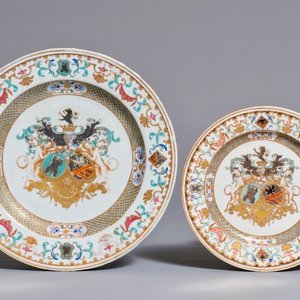 Un plat armorié pour le marché belge en porcelaine de Chine famille rose, Yongzheng, et une assiette en Samson, 2ème moitié du 19ème — photo 1