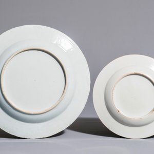 Un plat armorié pour le marché belge en porcelaine de Chine famille rose, Yongzheng, et une assiette en Samson, 2ème moitié du 19ème — photo 2