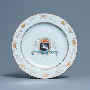 Un plat armorié 'van Beeftingh' en porcelaine de Chine pour le marché hollandais, Qianlong — photo 1