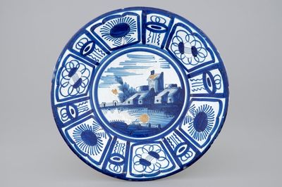 Un plat au paysage en majolique bleu et blanc de Harlingen, la Frise, début du 17ème