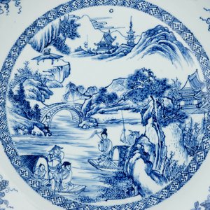 Un plat au paysage très fin en porcelaine de Chine bleu et blanc, Yongzheng/Qianlong — photo 2