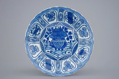 Un plat au vase fleuri en porcelaine de Chine bleu et blanc de type Kraak, Wanli, 1573-1619