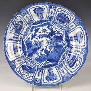 Un plat aux canards en porcelaine de Chine bleu et blanc de type Kraak, Ming, Wanli — photo 1
