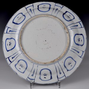 Un plat aux canards en porcelaine de Chine bleu et blanc de type Kraak, Ming, Wanli — photo 2