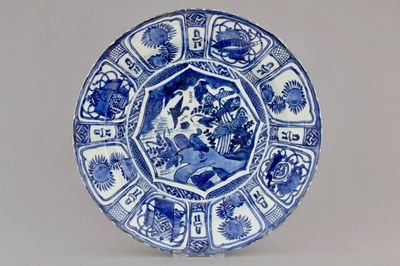 Un plat aux canards en porcelaine de Chine bleu et blanc de type Kraak, Ming, Wanli