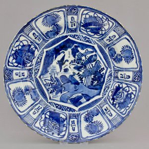 Un plat aux canards en porcelaine de Chine bleu et blanc de type Kraak, Ming, Wanli — photo 1