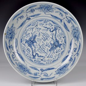 Un plat aux dragons en porcelaine de Chine bleu et blanc, Ming — photo 3