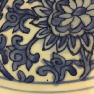 Un plat aux fleurs de lotus en porcelaine de Chine bleu et blanc, Dynastie Ming, marque et période de Wanli (1573-1619) — photo 3