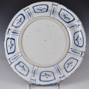 Un plat aux grues en porcelaine de Chine bleu et blanc de type Kraak, Ming, Wanli — photo 2