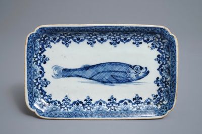 Un plat aux harengs en porcelaine de Chine bleu et blanc pour le marché hollandais, Qianlong