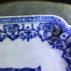 Un plat aux harengs en porcelaine de Chine bleu et blanc pour le marché hollandais, Qianlong — photo 3