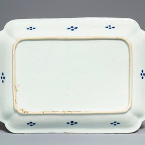 Un plat aux harengs en porcelaine de Chine bleu et blanc pour le marché hollandais, Qianlong — photo 2