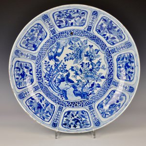 Un plat aux oiseaux en porcelaine de Chine bleu et blanc de type Kraak, Ming, Wanli — photo 1