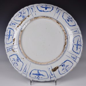 Un plat aux oiseaux en porcelaine de Chine bleu et blanc de type Kraak, Ming, Wanli — photo 2