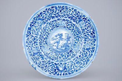 Un plat bleu et blanc au décor de putti, Delft ou Haarlem, 17ème