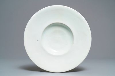 Un plat 'cardinal' en faïence blanche de Delft, 17/18ème