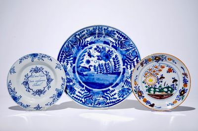 Un plat chinoiserie en faïence de Delft bleu et blanc, une assiette parlante et une assiete polychrome, 18ème