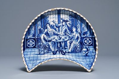 Un plat de forme demi-lune en faïence de la Frise bleu et blanc, 19ème