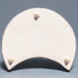 Un plat de forme demi-lune en faïence de la Frise bleu et blanc, 19ème — photo 2