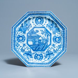 Un plat de forme octagonale en porcelaine de Chine en bleu et blanc, Kangxi — photo 1
