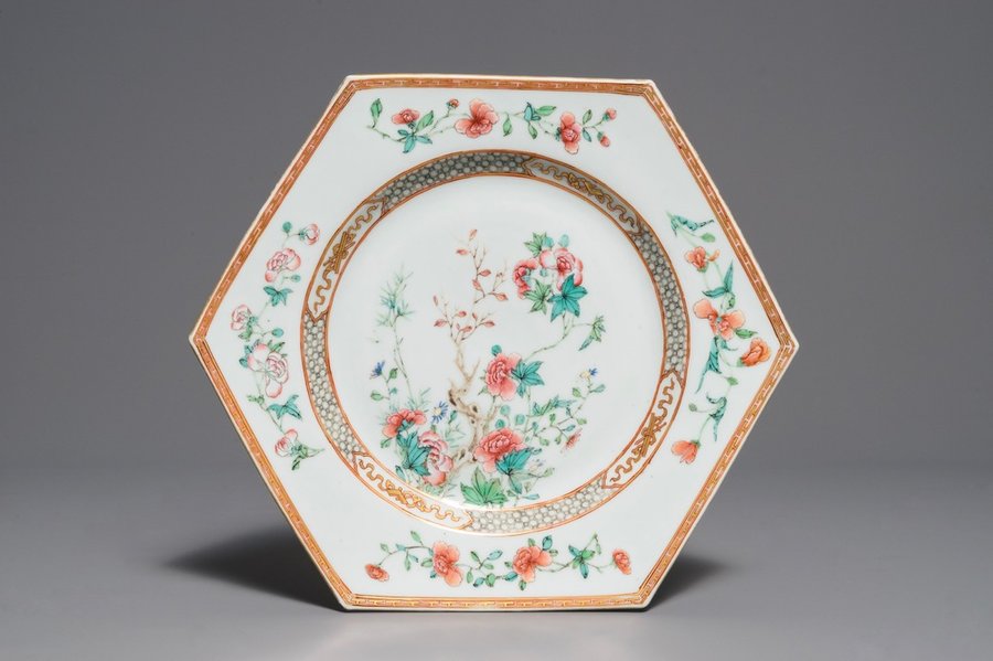 Un plat de forme octagonale en porcelaine de Chine famille rose à décor de pivoines, Yongzheng — photo 1