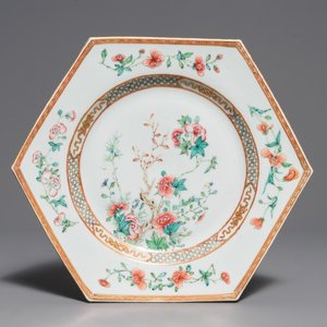 Un plat de forme octagonale en porcelaine de Chine famille rose à décor de pivoines, Yongzheng — photo 1