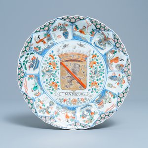 Un plat de la série des 'Provinces' en porcelaine de Chine famille verte aux armes de Namur, Kangxi/Yongzheng — photo 1