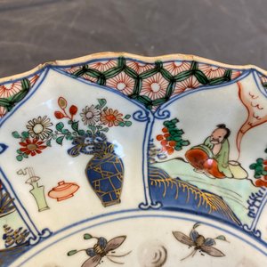 Un plat de la série des 'Provinces' en porcelaine de Chine famille verte aux armes de Namur, Kangxi/Yongzheng — photo 3