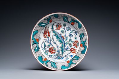 Un plat de style Iznik en porcelaine de Samson, Paris, France, 19ème