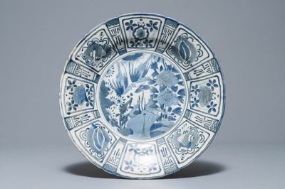 Un plat de style Kraak en porcelaine Arita de Japon, Edo, 17ème
