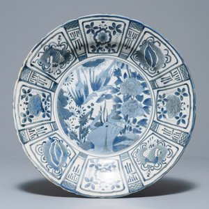 Un plat de style Kraak en porcelaine Arita de Japon, Edo, 17ème — photo 1