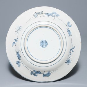 Un plat de style Kraak en porcelaine Arita de Japon, Edo, 17ème — photo 2