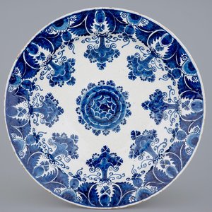 Un plat de taille exceptionelle en faïence de Delft au décor florale, 18ème — photo 1