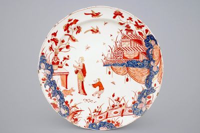 Un plat de taille exceptionelle en faïence de Delft doré, 18ème