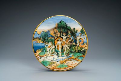 Un plat du service Lanciarini en majolique italienne à sujet mythologique du 'Châtiment des Ménades', Urbino, 16ème