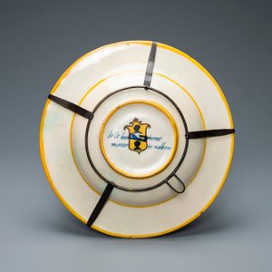 Un plat du service Lanciarini en majolique italienne à sujet mythologique du 'Châtiment des Ménades', Urbino, 16ème — photo 2