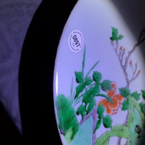 Un plat du type 'Master of the Rock' en porcelaine de Chine bleu et blanc et un en famille verte, Kangxi — photo 15