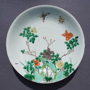 Un plat du type 'Master of the Rock' en porcelaine de Chine bleu et blanc et un en famille verte, Kangxi — photo 3