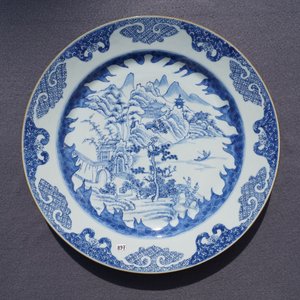 Un plat du type 'Master of the Rock' en porcelaine de Chine bleu et blanc et un en famille verte, Kangxi — photo 5