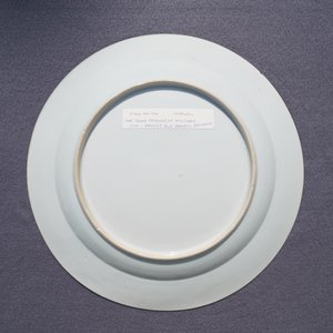 Un plat du type 'Master of the Rock' en porcelaine de Chine bleu et blanc et un en famille verte, Kangxi — photo 6
