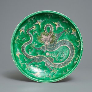 Un plat en biscuit émaillé vert à décor de dragons, marque de Kangxi, 19ème — photo 1
