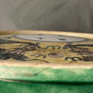 Un plat en biscuit émaillé vert à décor de dragons, marque de Kangxi, 19ème — photo 11