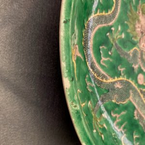 Un plat en biscuit émaillé vert à décor de dragons, marque de Kangxi, 19ème — photo 12