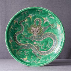 Un plat en biscuit émaillé vert à décor de dragons, marque de Kangxi, 19ème — photo 3